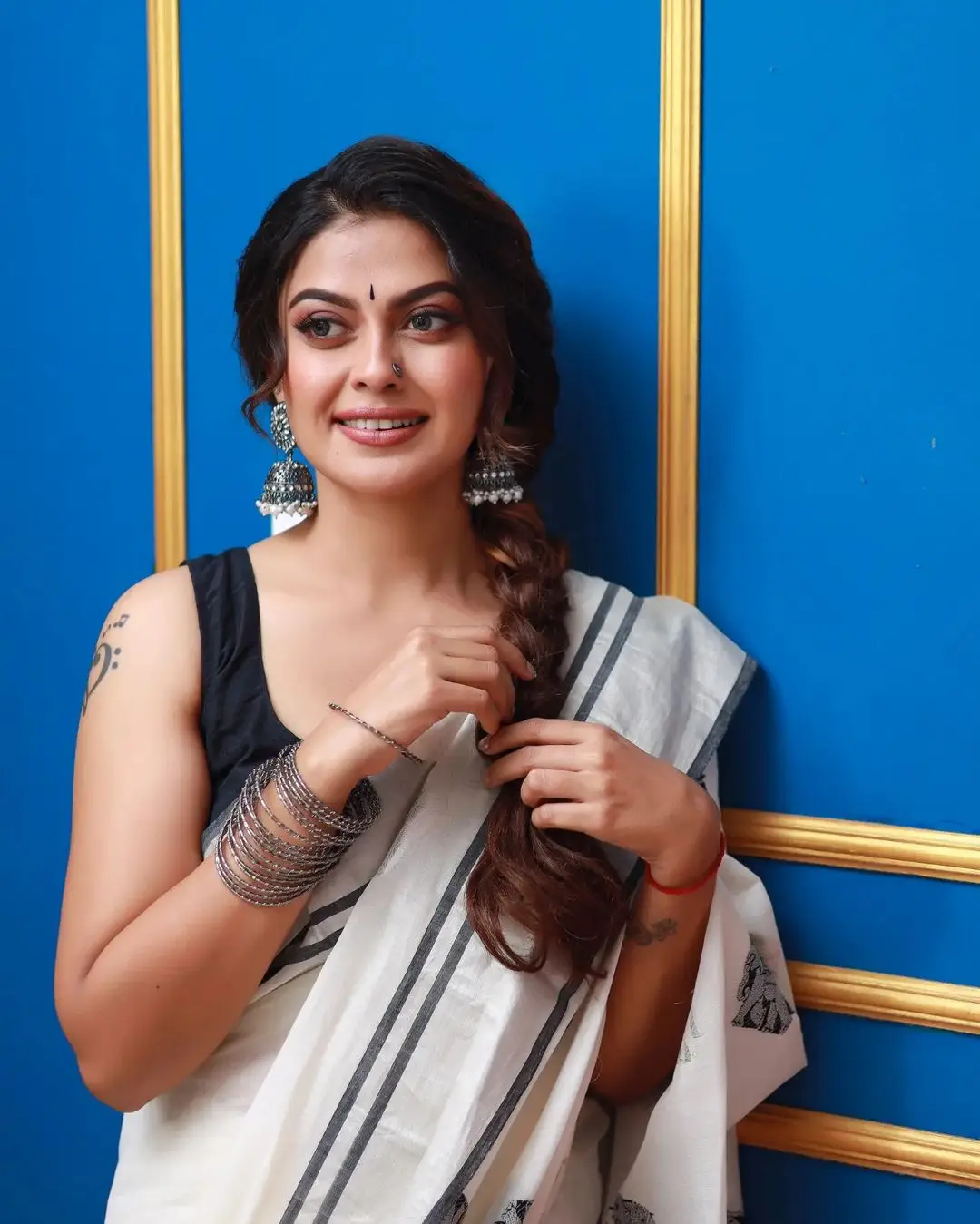 MALAYALAM ACTRESS ANUSREE NAIR IN WHITE SAREE SLEEVELESS BLACK BLOUSE